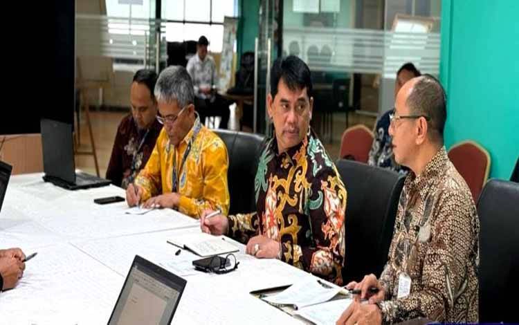 Bupati Barito Utara, Shalahuddin memimpin jajarannya saat Konsultasi dan Koordinasi intensif di Direktorat Jenderal Perimbangan Keuangan (DJPK) Kementerian Keuangan, Jakarta, Kamis 23 Oktober 2025.(foto: Dhani)