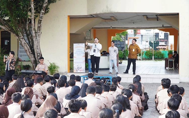 OJK Provinsi Kalimantan Tengah bersama PT BPRS Mitra Amanah menggelar edukasi keuangan bagi 500 pelajar SMPN 2 Palangka Raya sebagai bagian dari peringatan Bulan Inklusi Keuangan 2025. (FOTO: Istimewa)