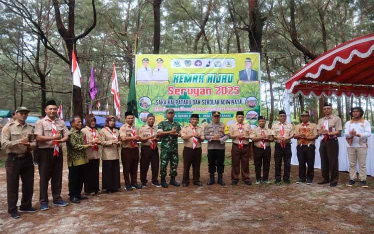 Asisten Administrasi Umum Sekretaris Daerah Kabupaten Seruyan, Sugian Noor foto bersama saat membuka Perkemahan Hijau ?Bakti Saka Kalpataru dan Sekolah Adiwiyata 2025 (Foto : Ist
