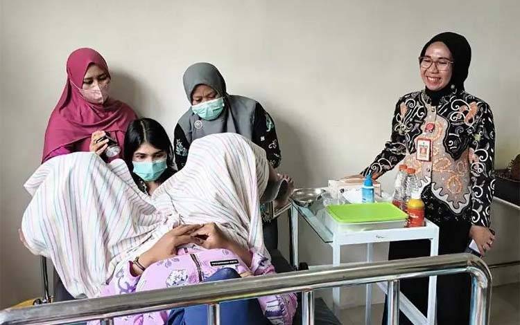 Kepala Dinas Kesehata Kabupaten Lamandau?Rosmawati meninjau skrining kanker leher rahim (kanker serviks) di Puskesmas Bulik, Kamis, 23 Oktober 2025 (FOTO: ISTIMEWA)