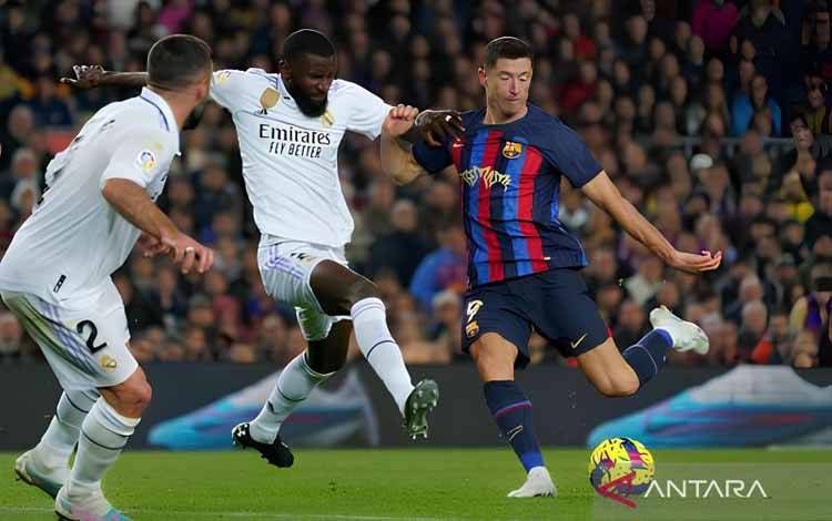 Arsip - Striker FC Barcelona Robert Lewandowski dan dua bek Real Madrid Antonio Rudiger dan Dani Carvajal dalam laga El Clasico musim 2022/2023. (ANTARA/HO/LALIGA)