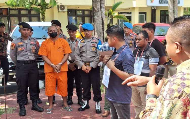 Tersangka anggota DPRD Kabupaten Wakatobi Litao memperagakan adegan pembunuhan anak di bawah umur di Polda Sulawesi Tenggara, Kendari, Jumat (24/10/2025). ANTARA/La Ode Muh Deden Saputra