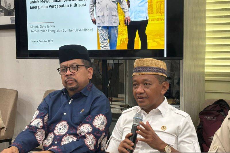 Menteri Energi dan Sumber Daya Mineral (ESDM) Bahlil Lahadalia (kanan) menyampaikan keterangan pers di Istana Kepresidenan Jakarta, Jumat (24/10/2025). ANTARA/Mentari Dwi Gayati