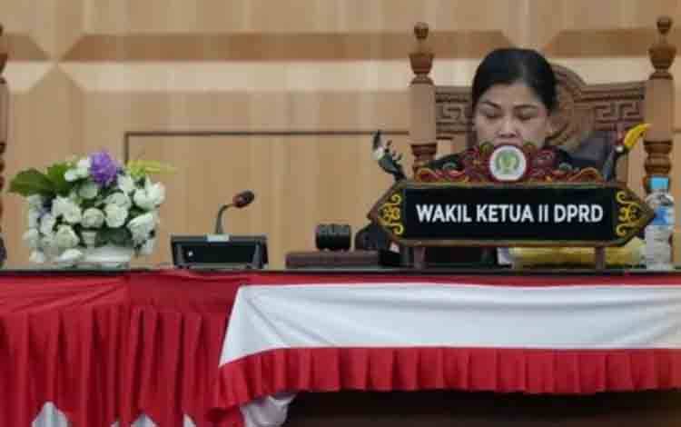 Wakil Ketua II DPRD Palangka Raya, Nenie Adriati Lambung saat memimpin rapat paripurna. (FOTO: MARINI)