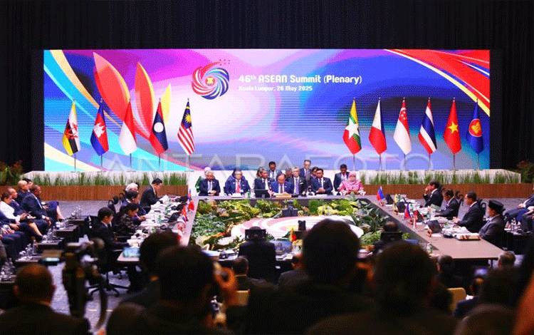 Suasana pembukaan Konferensi Tingkat Tinggi (KTT) ASEAN ke-46 di di Kuala Lumpur Convention Centre (KLCC), Kuala Lumpur, Senin (26/5/2025). Para pemimpin negara dan pemerintahan Perhimpunan Bangsa-bangsa Asia Tenggara (ASEAN) berkumpul di Kuala Lumpur untuk mengikuti KTT ASEAN ke-46, KTT ASEAN-Gulf Cooperation Council (GCC) serta KTT ASEAN-GCC-China pada 26-27 Mei 2025. (ANTARA FOTO/Virna Puspa Setyorini/foc.)
