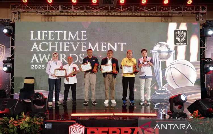 Para penerima penghargaan "Lifetime Achievement" 2025 dari DPP PERBASI berfoto pada acara Gala Dinner PERBASI di Surakarta, Sabtu (25/10/2025). (ANTARA/HO/DPP PERBASI)