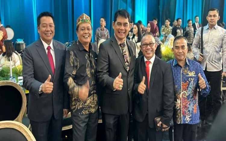 Bupati Barito Utara, Shalahuddin didampingi Ketua TP PKK Maya Savitri Shalahudin dan Wakil Bupati Felix Sonadie Y Tingan didampingi Ketua GOW Barito Utara Mira Apriyantinada, menghadiri resepsi pernikahan megah putra Gubernur Kalteng Agustiar Sabran, yakni Deden Wigustianto bin H Agustiar Sabran dengan Bunga Aulia Kinanty Kiai Demak binti Deddy Yudiansyah Kiai Demak, Kalawa Convention Hall, Palangka Raya, Minggu 26 Oktober 2025.(foto: Dhani)