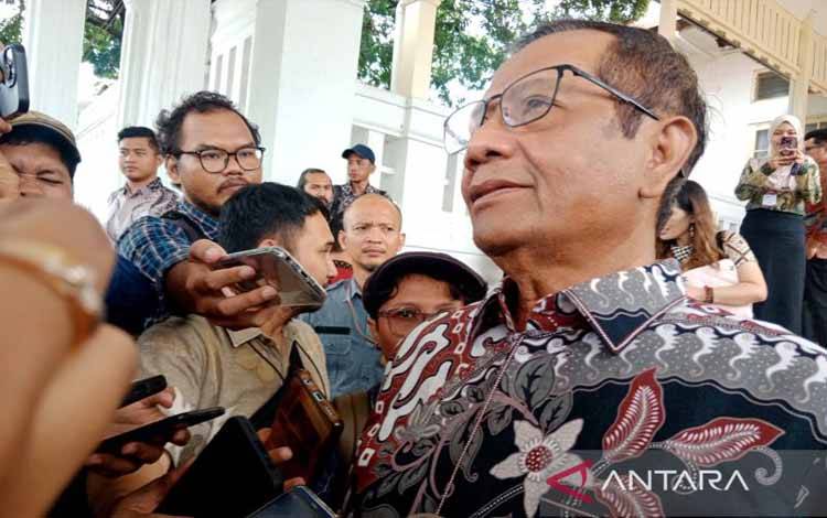Mantan Menteri Koordinator Bidang Politik, Hukum, dan Keamanan (Menkopolhukam) Mahfud MD di Kompleks Sasana Hinggil Dwi Abad, Alun-alun Selatan, Kota Yogyakarta, Minggu (26/10/2025). ANTARA/Luqman Hakim