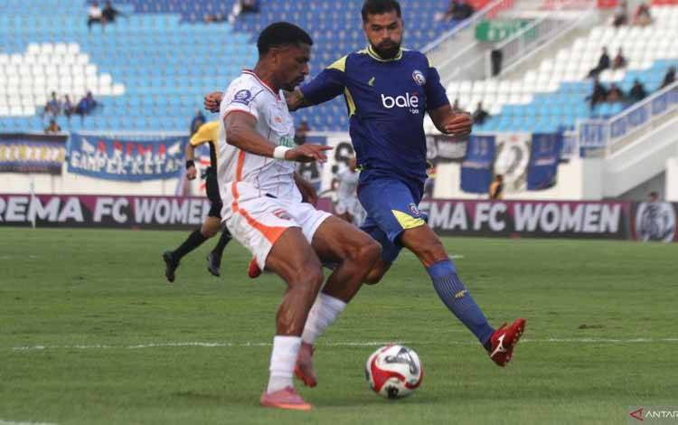 Pesepak bola Borneo FC Maicon De Souza Da Silva (kiri) berusaha melewati hadangan pesepak bola Arema FC Sneyder Julian Guevara Munoz (kanan) dalam pertandingan BRI Super League 2025 di Stadion Kanjuruhan, Malang, Jawa Timur, Minggu (26/10/2025). Borneo FC menang atas Arema FC dengan skor akhir 3-1. ANTARA FOTO/ARI BOWO SUCIPTO