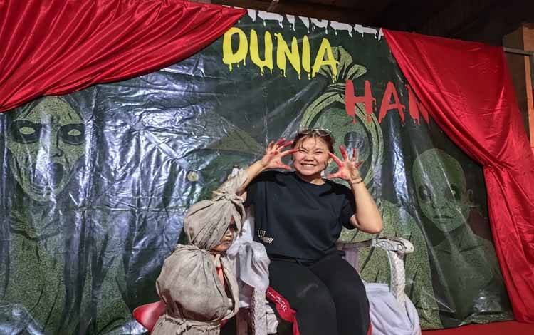 Tim Halloweenworld.id masih mempersiapkan wahana rumah hantu pada Minggu, 27 Oktober 2025.(FOTO: TESTI PRISCILLA)