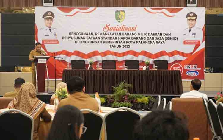 Kepala Badan Keuangan dan Aset Daerah (BKAD), Andri Permana saat membuka kegiatan sosialisasi Penggunaan dan Pemanfaatan BMD serta Penyusunan SSHBJ Tahun 2025 di Hotel Alltrue Palangka Raya, Senin, 27 Oktober 2025. (FOTO: MARINI)