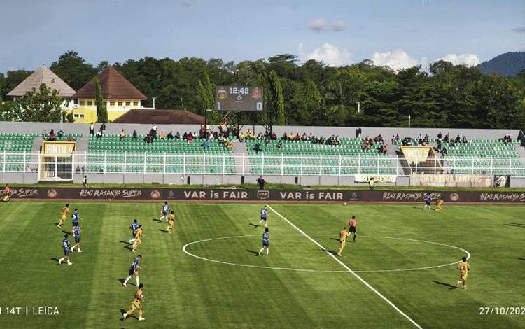 Pertandingan Bhayangkara Presisi Lampung FC dan Persijap Jepara di Stadion Sumpah Pemuda PKOR Way Halim. Bandarlampung, Senin (27/10/2025). (ANTARA/Dian Hadiyatna)