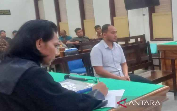 Terdakwa Brigadir Bayu Sahbenanta Peranginangin ketika mendengarkan putusan majelis hakim di ruang sidang Cakra IX, Pengadilan Negeri Medan, Sumatera Utara, Senin (27/10/2025). ANTARA/Aris Rinaldi Nasution.