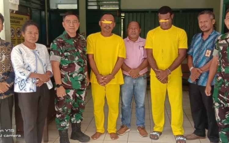 Kepala Komnas HAM RI Perwakilan Papua, Frits B. Ramandey saat melakukan kunjungan pada dua tersangka yang menjalani proses hukum di Oditur Militer (Otmil) IV/20 Jayapura. (ANTARA/HO-Komnas HAM Perwakilan Papua)