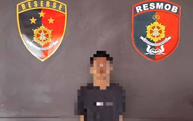 Muhammad Yusri saat diamankan di unit Jatanras Polresta Palangka Raya (Foto : IST)