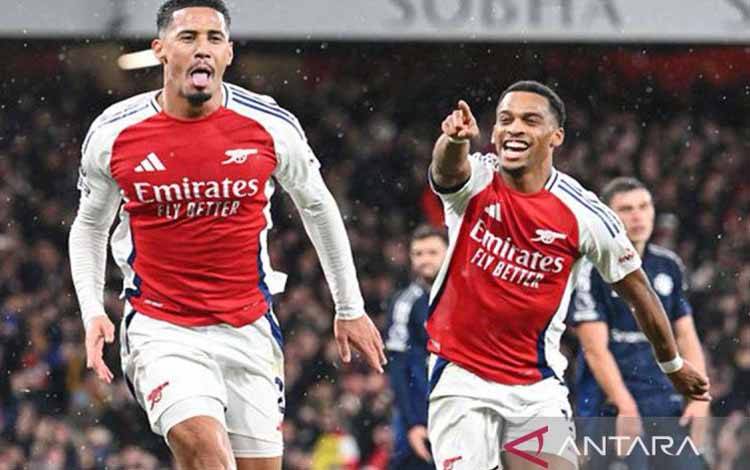 Pemain Arsenal William Saliba (kiri) berselebrasi setelah mencetak gol di menit ke-73 ke gawang Manchester United dalam pertandingan pekan ke-14 Liga Inggris di Stadion Emirates, London, Kamis (5/12/2024). Arsenal menang 2-0 atas MU. ANTARA/@Arsenal/aa. (Instagram/@Arsenal)