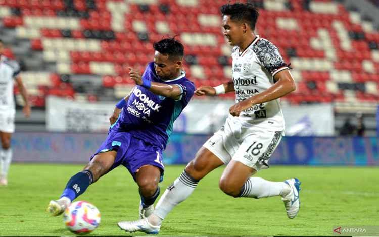Pesepak bola Bali United Kadek Agung Widnyana Putra (kanan) berebut bola dengan pesepak bola Persita Muhammad Toha (kiri) saat pertandingan Liga 1 2024/2025 di Stadion Kapten I Wayan Dipta Gianyar, Bali, Minggu (20/10/2024). ANTARA FOTO/Fikri Yusuf/Spt. (ANTARA FOTO/FIKRI YUSUF)
