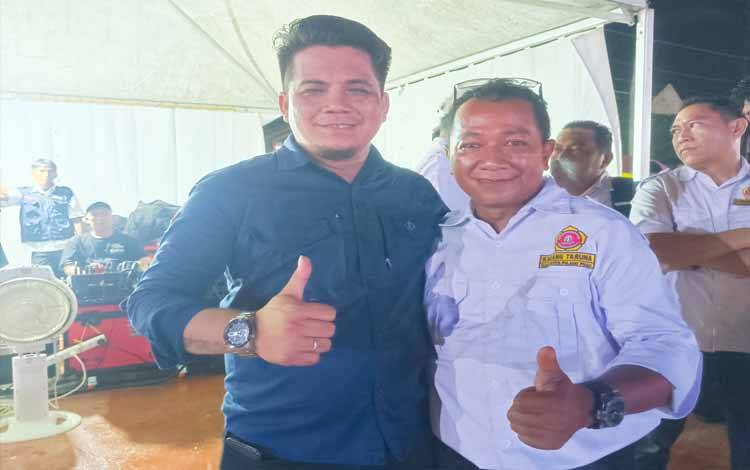 Ketua panitia pelaksana yang juga Ketua karang taruna Adi Waskito dan Ketua Fordayak Rolly Stevenli, Selasa malam, 28 Oktober 2025.( FOTO : RETHA)