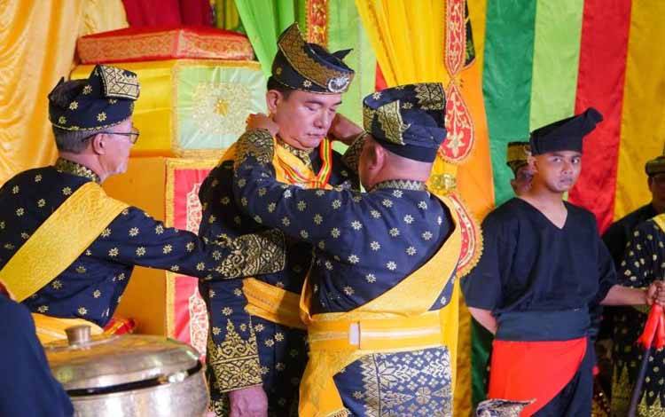 Menko Kumham Imipas Yusril Ihza Mahendra dianugerahi gelar adat kehormatan Melayu oleh Lembaga Adat Melayu Provinsi Kepulauan Riau (LAM Kepri) di Istana Damnah, Kabupaten Lingga, Selasa (28/10/2025). ANTARA/HO-Diskominfo Lingga