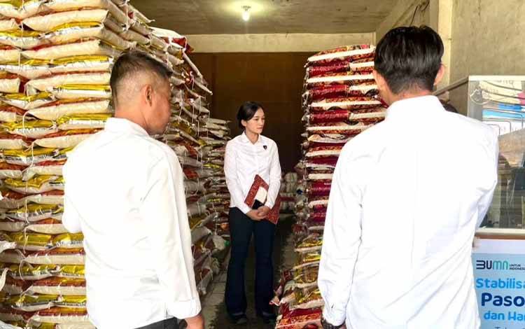 Tim Satreskrim Polresta Palangka Raya saat melakukan pengawasan distribusi beras di pasar besar Palangka Raya (Foto : IST)