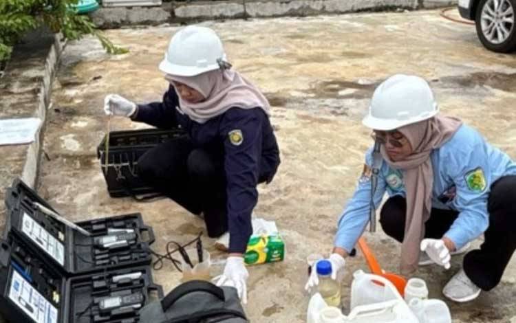 Tim teknis PPCU Laboratorium Lingkungan DLH Palangka Raya saat melakukan uji sampel air di PT Cendrawasih Mustika Indah (Foto : IST)