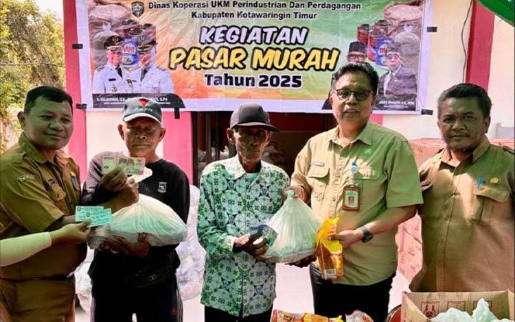 Kepala Dinas Koperasi, UKM, Perindustrian dan Perdagangan Johny Tangkere saat menghadiri pasar murah di Kecamatan Teluk Sampit, Selasa, 28 Oktober 2025. (FOTO ; IST)