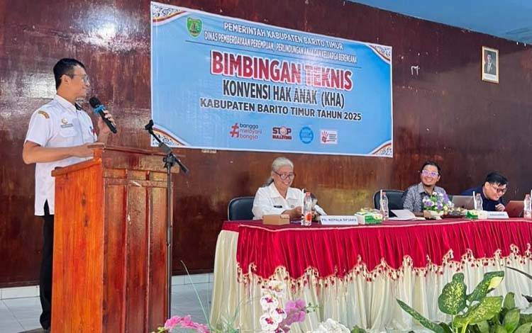 Staf Ahli Bupati Barito Timur Bidang Hukum dan Politik, Osa Awatanu, membuka Bimbingan Teknis (Bimtek) Konvensi Hak Anak (KHA) di Tamiang Layang, Rabu, 29 Oktober 2025. (FOTO: MMC BARTIM)