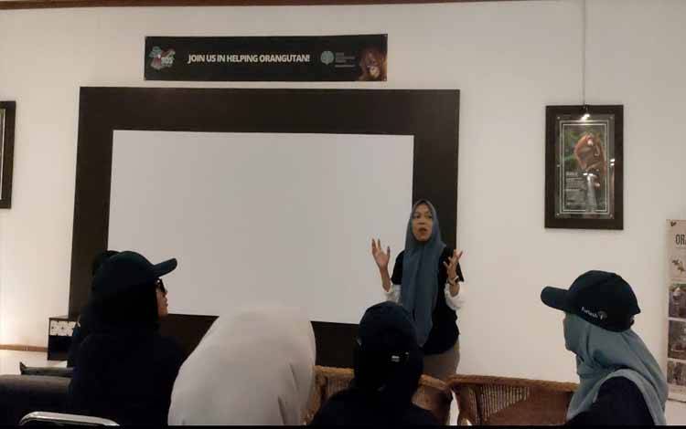 Head of Secretariat Fortasbi Indonesia, Rukaiyah Rafik saat berkunjung ke Pulau Salat. (FOTO: TESTI PRISCILLA)