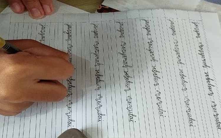 Siswa menulis huruf tegak bersambung. (FOTO:DISDIK KALTENG)