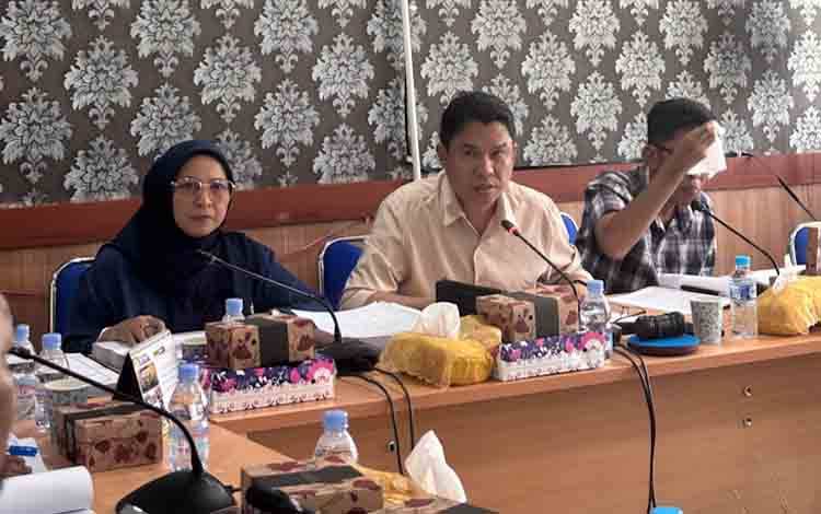 Rapat evaluasi kinerja dan kehadiran anggota dewan pada Masa Sidang II dan Masa Sidang III Tahun Sidang 2024/2025. Berlangsung di Ruang Rapat Komisi DPRD Kota Palangka Raya, Kamis, 30 Oktober 2025. (FOTO: MARINI)