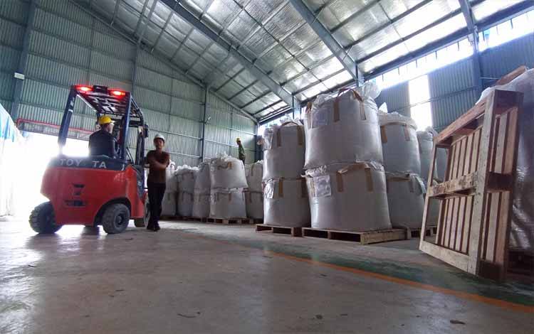 Pekerja di perusahaan perkebunan kelapa sawit.(FOTO: Istimewa)