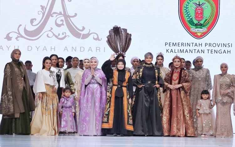 Foto bersama saat rangkaian Jakarta Fashion Week (JFW). (FOTO:ABE)