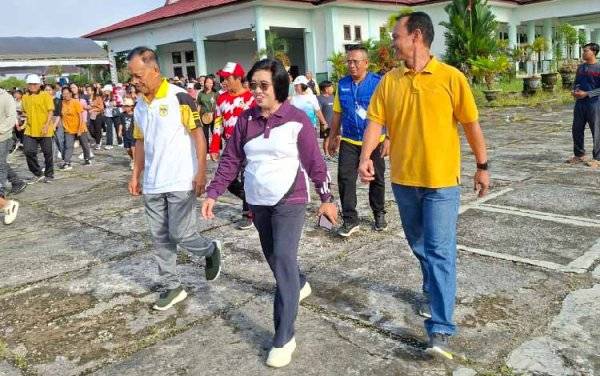 Wakil Bupati Gunung Mas Efrensia L.P Umbing (tengah) bersama Ketua Karang Taruna Isnaini dan lainnya saat mengikuti jalan sehat, Sabtu, 1 November 2025. (FOTO: RISKA YULYANA)