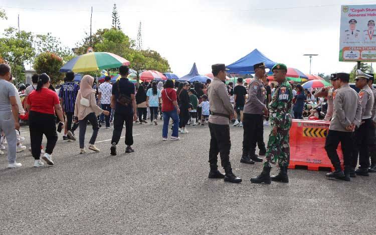 Personel Polri dan TNI Gunung Mas saat menjaga keamanan di CFD dan jalan sehat Kuala Kurun, Sabtu, 1 November 2025. (FOTO: HUMAS POLRES GUMAS)