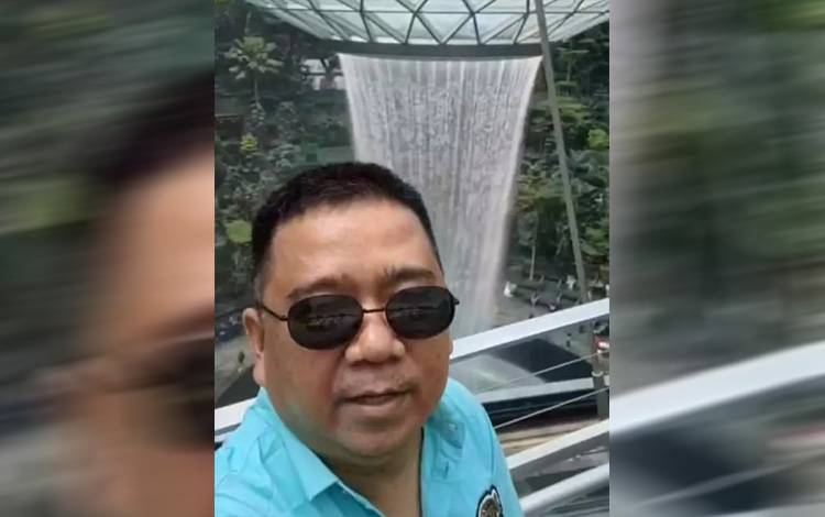 Tangkapan layang anggota DPRD Barito Utara?H Suparjan Efendi ketika di Singapura.