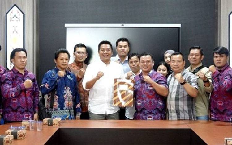 Wakil Bupati Barito Utara, Felix Sonadie Y Tingan menerima kunjungan silaturahmi dari perwakilan Perangkat Desa se Barito Utara di Ruang Rapat Lantai II Kantor Bupati Barito Utara, Sabtu, 1 November 2025.(FOTO: Diskominfosandi)