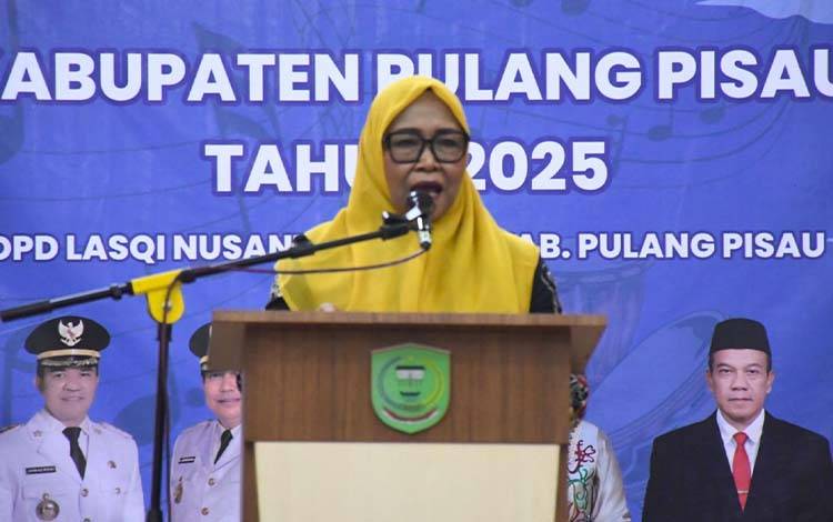 Ketua LASQI Nusantara Jaya Kabupaten Pulang Pisau, Deni Widanarni, menyampaikan sambutan dalam penutupan lomba, Sabtu malam, 1 November 2025.