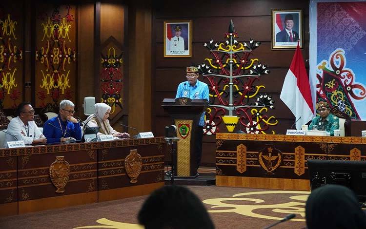 Staf Ahli Gubernur Kalimantan Tengah Bidang Ekonomi, Keuangan dan Pembangunan, Yuas Elko sampaikan sambutan dalam Coaching Clinic TPAKD Triwulan III Tahun 2025. (FOTO: Istimewa)