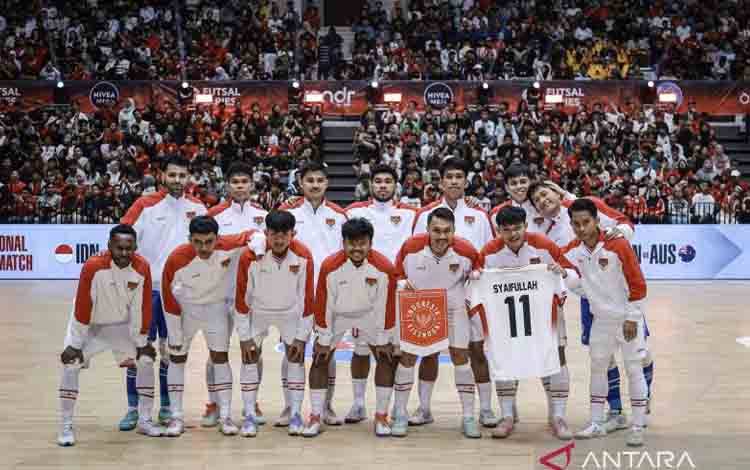 Pemain Timnas Futsal Indonesia berfoto bersama sebelum bertanding melawan Australia pada laga persahabatan FIFA Match Day di Indonesia Arena, Jakarta, Sabtu (1/11/2025). Timnas Futsal Indonesia menang dengan skor 3-1. ANTARA FOTO/Dhemas Reviyanto/nz