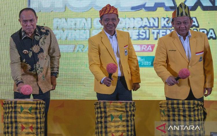 Ketua Umum DPP Partai Golkar Bahlil Lahadalia (tengah) bersama Sekjen Partai Golkar M. Sarmuji (kanan) dan Gubernur Sultra Andi Sumangerukka (kiri) memukul beduk tanda dibukanya Musyawarah Daerah XI Partai Golkar Sulawesi Tenggara di Kendari, Sulawesi Tenggara, Minggu (2/11/2025). Musyawarah daerah tersebut beragendakan evaluasi laporan pertanggungjawaban pengurus dan pemilihan ketua baru DPD Partai Golkar Sulawesi Tenggara periode 2025-2030. ANTARA FOTO/Andry Denisah/rwa.