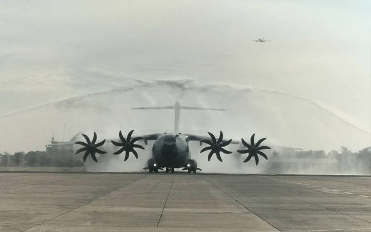 Pesawat angkut Airbus A400M mendarat di Lanud Halim Perdanakusuma, Jakarta, Senin (3/11/2025). ANTARA/Walda Marison