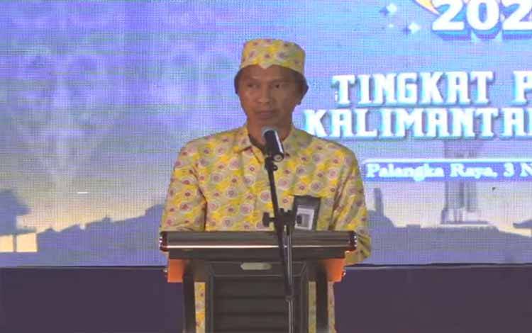 Kepala Balai Bahasa Provinsi Kalimantan Tengah, Sukardi Gau dalam pembukaan Festival Tunas Bahasa Ibu Tingkat Provinsi Kalimantan Tengah pada Senin, 3 November 2025.(FOTO: TESTI PRISCILLA)