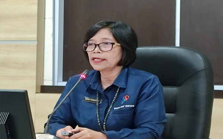 Kepala BPS Kalteng, Agnes Widiastuti menyampaikan berita resmi statistik, Senin, 3 November 2025.(FOTO: TESTI PRISCILLA)