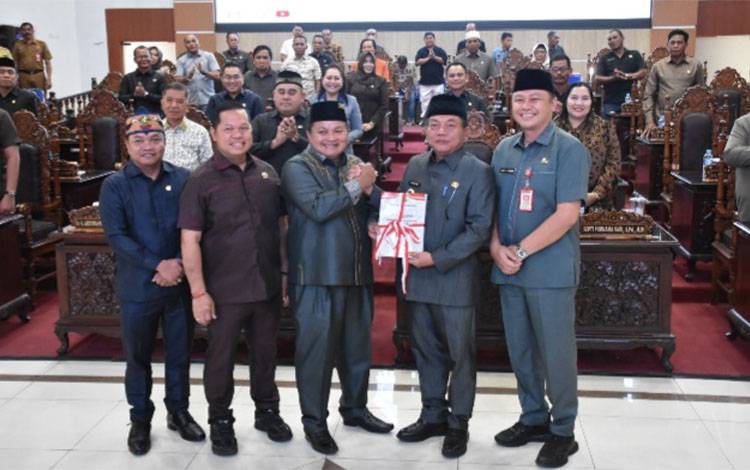 Bupati Kapuas, M Wiyatno menghadiri Rapat Paripurna ke-5 Masa Persidangan III Tahun Sidang 2025 DPRD Kabupaten Kapuas dengan agenda Penyampaian Nota Keuangan Rancangan Anggaran Pendapatan dan Belanja Daerah (RAPBD) Tahun Anggaran 2026, yang digelar di Ruang Rapat Paripurna DPRD Kapuas, Senin, 3 November 2025. (FOTO: Diskominfo Kps)