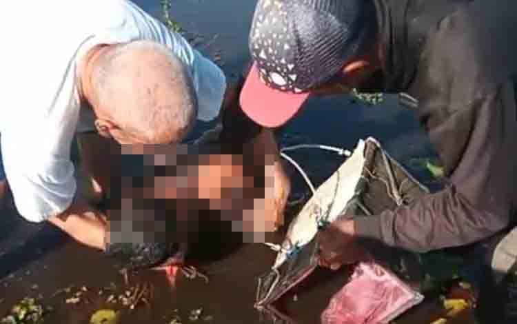 Warga dan relawan setempat ketika mengevakuasi jasad pria tanpa identitas di Kecamatan Beruntung Baru, Kalsel, Senin, 3 November 2025. (FOTO: Rescue Banjarmasin)