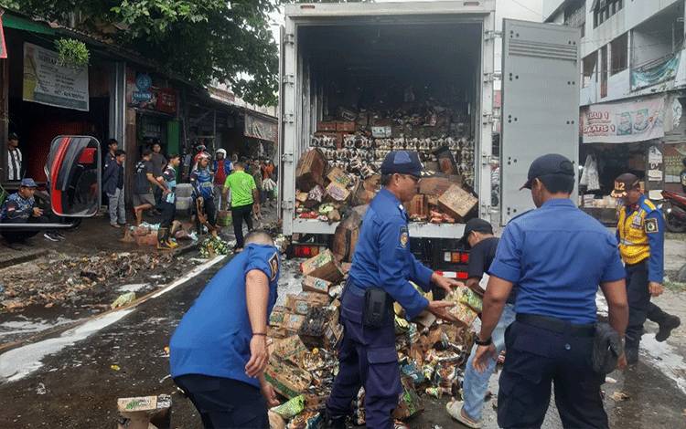 Tim pemadam kebakaran saat mengecek mobil box terbakar di Jalan Batam (Foto : PATHUR)