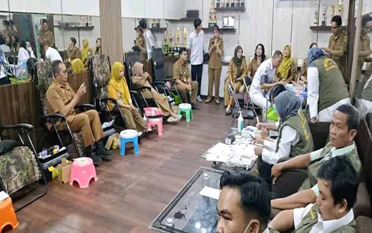 Pelaksanaan Kegiatan Donor Darah dalam rangka memperingati Hari Ulang Tahun ARSADA atau Asosiasi Rumah Sakit Daerah Seluruh Indonesia ke-25 di RSUD Kapuas, Senin, 3 November 2025. (FOTO: RSUD Kapuas)