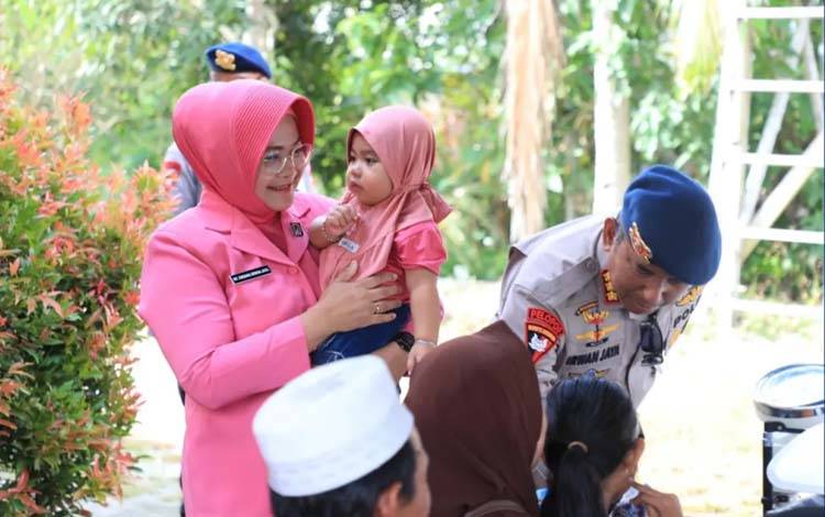 Dansat Brimobda Kalteng Kombes Pol Irwan Jaya saat meninjau kegiatan pengobatan gratis di Marang. (Foto : IST)