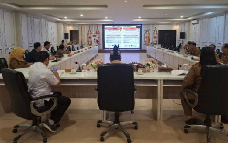 Rapat Koordinasi (Rakor) Pengendalian Inflasi Daerah (TPID) secara virtual yang dipimpin langsung oleh Menteri Dalam Negeri (Mendagri) Tito Karnavian, Selasa, 4 November 2025 dari Ruang Rapat Rumah Jabatan Bupati Kapuas. (FOTO: Diskominfo Kps)