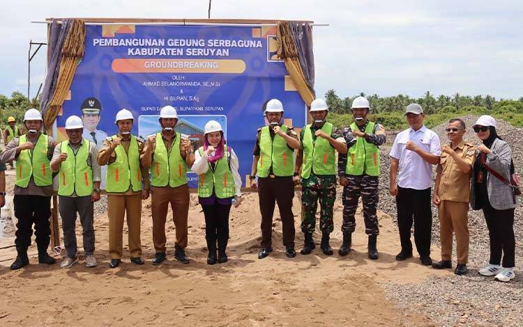 Bupati Seruyan Ahmad Selanorwanda bersama Forkopimda saat melakukao?groundbreaking?pembangunan Gedung Serba Guna Kabupaten Seruyan. (Foto : Ist)